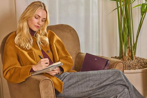 femme-avec-accessoires-montblanc