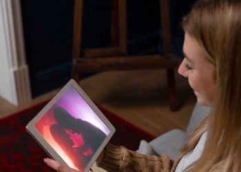 Mujer viendo una película en la tablet