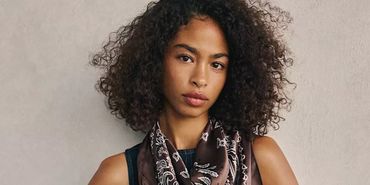 jeune fille avec un foulard Levi's