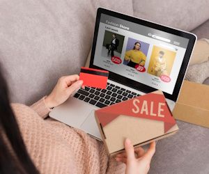 mujer comprando productos en descuento desde su laptop