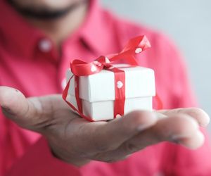 Prepara los mejores regalos de San Valentín con las ofertas de Bravodescuento.com.mx Un hombre sostiene un regalo en la palma de las manos