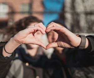Pareja crea un corazón con las manos