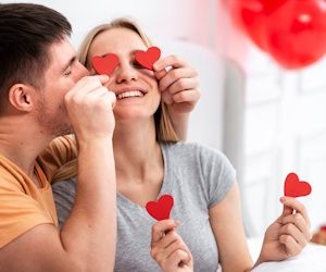 Pareja de hombre y mujer con corazones de colores
