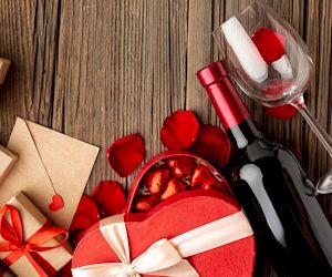 Copa de vino, con botella y decoración de San Valentin