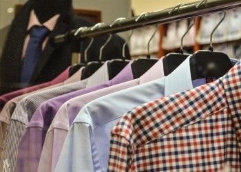 perchero con camisas colgadas
