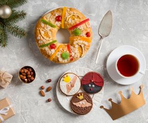 roscon de reyes encima de la mesa con decoración navideña