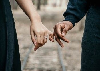 Manos de pareja que se entrelazan Las mejores ideas y ofertas de San Valentín