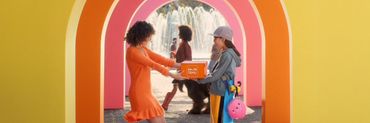 Femme qui offre un cadeau Temu à sa fille