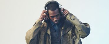 Homme qui écoute de la musique avec un casque audio