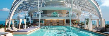 ein Blick auf die Pool- und Relax-Area an Bord