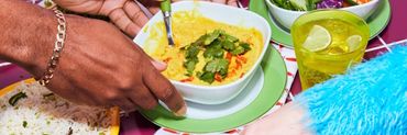 Personne qui tient des plats sains
