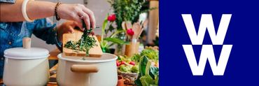 Personne qui cuisine des légumes